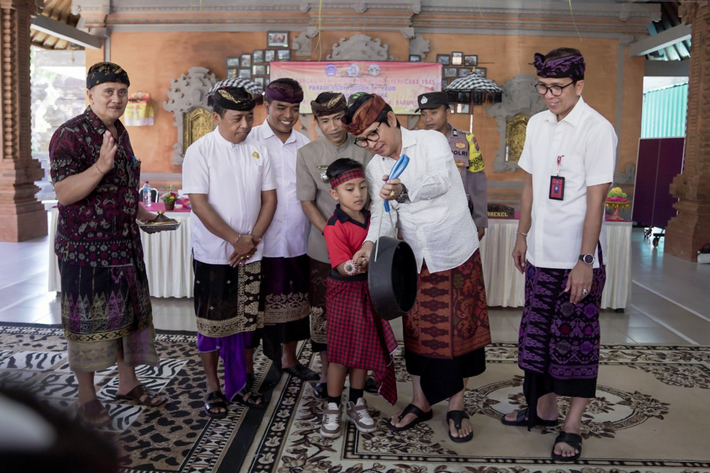 Sekda Adi Arnawa Buka Pawai Ogoh-Ogoh PAUD Desa Ayunan